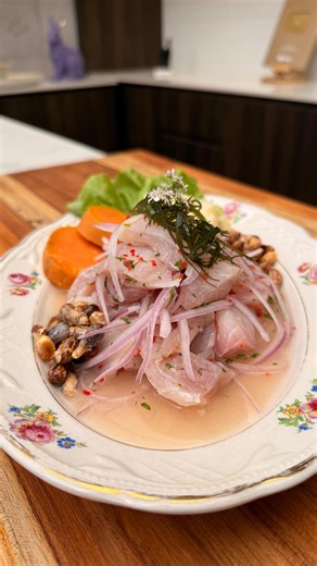Giacomo Bocchio on Instagram: "Así preparo mi CEVICHE 🐟 Fresco, ligero y con el punto de ají, ideal para disfrutar el verano☀️ Ingredientes: Limón perfumado: 100 g merma de pescado 350 g agua de cebolla 400 g zumo de limón 120 g sal 60 g apio 12 g ajo pelado 194 g cebolla roja 20 g kion 60 g tallos de culantro 15 g ají limo Ceviche: 500 g pescado perico c/n rocoto c/n sal c/n ají limo en brunoise c/n culantro en chiffonade c/n pimienta recién molida c/n zumo de limón hielo c/n limón perfumado c