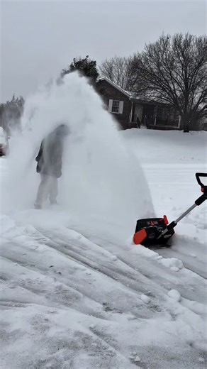 Yoselin Mendoza on Instagram: "I used to think clearing SNOW ⛄️ ❄️ was his job… COMMENT “SNOW”FOR 🔗 Turns out, I just needed the right tool ❄️🧡 Now I can actually help without getting exhausted or freezing. Lightweight, cordless, and surprisingly powerful. This is a winter must-have if you live where it snows ❄️👇 #amazonfinds #SnowDay #WinterMustHave #SnowShovel #CordlessTools"
