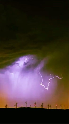 Rolling Black Cloud with Brilliant Flash & Intense Lightning – Awe & Meditation ⚡