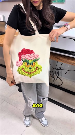 Personalizar tote bags es una maravilla cuando trabajas con la Epson F570. Su ancho de 60 cm te deja imprimir gráficos grandes, colores potentes y un acabado impecable… ideal para prendas, accesorios y productos textiles. En este video te muestro cómo imprimimos el diseño y sublimamos una tote bag. Equipo usado: ✨ Epson F570 — $48,593 neto ✨ Bolsa de manta sublimable — $38 ✨ TextPrint — desde $537 📦 ¡Envíos a todo México! 📍 Visítanos en cualquiera de nuestras sucursales: Guadalajara 🏢 Pompeya