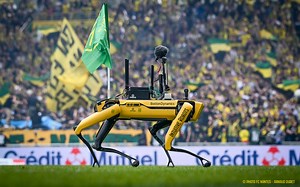 10K views · 485 reactions | "Spot", le chien-robot de la société nantaise Intuitive Robots, était présent ce dimanche grâce à l'association 1 Maillot Pour la Vie et la Fondation FC Nantes. Une tablette était fixée sur le dos de "Spot" pour permettre aux enfants malades d'assister au coup d'envoi par visioconférence. | FC Nantes | Facebook