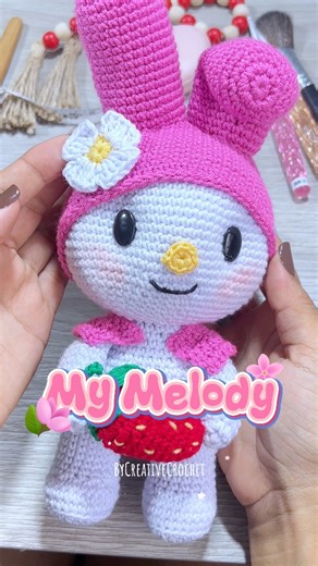 ¡My Melody ya está lista en versión amigurumi! Después de muchas vueltas, cambios de color y paciencia (mucha paciencia 🧵😅), ya puedes ver el tutorial completo en mi canal de YouTube. Te explico paso a paso cómo tejerla desde cero: 🧶 Cabeza, cuerpo, orejitas, moño y armado final 💗 👉 Encuentra el video buscando: My Melody Amigurumi - ByCreativeCrochet ¿Te gustaría que el siguiente personaje fuera Cinnamoroll, Hello Kitty o Kuromi? 💬 ¡Te leo! #MyMelodyAmigurumi #TutorialCrochet #AmigurumiSan