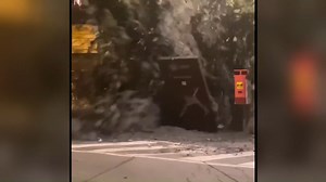 Fiumi ribelli. In Italia esistono più di 20 mila corsi d’acqua interrati. I cittadini ci camminano sopra ma non sanno che a causa del cambiamento climatico e della grandezza dei tunnel questi torrenti quando sono in piena diventano delle vere e proprie bombe. 👉Guarda adesso su Rai3 e in streaming su RaiPlay. Federico Ruffo [Inchiesta di Alessio Aversa, Film-maker Danilo Di Nucci] | Mi Manda Rai Tre