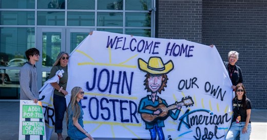 Live updates: John Foster meets with fans before arriving to Plaquemine concert by boat