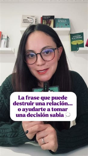 El dilema y la pequeña línea delgada que existe entre dar una segunda oportunidad… o poner un límite 💔🧠 Si estás atrapada en este dilema, utiliza tu mente sabia ✨ Esa mente que tiene en cuenta tu lado racional, pero también tu lado emocional. La que observa los hechos y se pregunta: “¿Cuántas veces se lo he pedido?” “Pero ya está cambiando…” “¿Y si se aburre?” Pero también escucha a tu mente emocional 🫂 La que reconoce lo doloroso que es sentirse invisibilizada por algo que sabes que podría a
