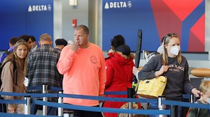 マスク着用義務の撤廃、日米で対照的な反応
