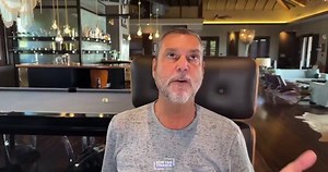 RAOUL PAL: BITCOIN IS DEEPLY DISCOUNTED Raoul Pal says based on global liquidity and how Nasdaq has tracked, #Bitcoin should be closer to $160,000 right now. That gap, in his view, is the liquidity discount $BTC is trading at. He calls this a technical year -- not a demand problem, but a timing one. According to the model, the finish should’ve been much stronger. If liquidity keeps doing what it’s been doing, that gap doesn’t stay open forever. | Cryptos R Us