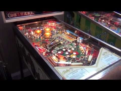 Eight Ball Deluxe Pinball Machine (Bally 1981)