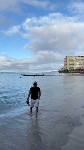 Enjoying island time.😃 Mahalo, Honolulu!🍹 #beach #beachvibes #hawaii #honolulu #travelphotography | Peter De Chavez