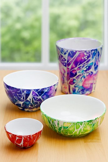 🎨✨ Boring bowls? Not anymore! Learn how to create stunning, one-of-a-kind ceramic bowls using alcohol inks and a simple plastic wrap trick. The result? Gorgeous, marbled patterns and bold colors that look like modern art for your kitchen. https://onelittleproject.com/alcohol-ink-crinkle-bowls/ | One Little Project