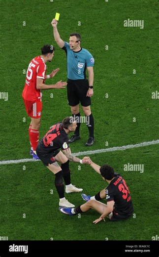 22 April 2026, North Rhine-Westphalia, Leverkusen: Soccer, Men: DFB Cup, Bayer Leverkusen - Bayern Munich, Semi-final, BayArena, Referee Felix Zwayer shows Aleksandar Pavlovic (Bayern Munich) a yellow card. IMPORTANT NOTE: In accordance with the regulations of the DFL German Football League and the DFB German Football Association, it is prohibited to use or have used photographs taken in the stadium and/or of the match in the form of sequential images and/or video-like photo series. Photo: Rolf 