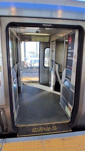 LIRR 🚊 door opening & closing @ Babylon train station #mta #lirr