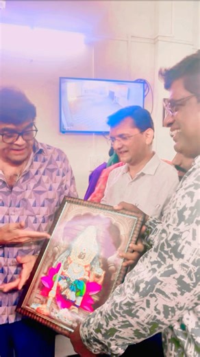 पद्मश्री ,महाराष्ट्र भूषण माननीय अशोक सराफ यांची कोल्हापूरात हास्य कलाकार वृषभ आकिवाटे यांची भेट