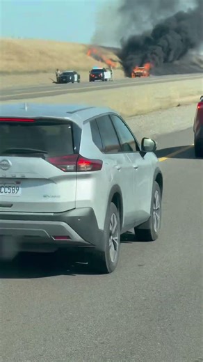 Real situation on the highwayStay alert. Stay safe. #usa #truckdriver #roadtrip #roadsafety #shorts