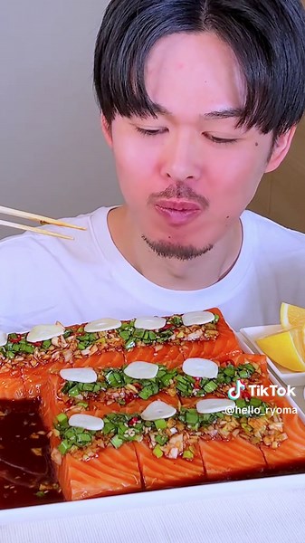 サーモンにんにく醤油漬けのモッパン動画