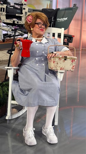 Con cafetera en mano, @lamechetv cambió de nacionalidad para un invitado especial. 🤭🤪 ¿Quién será? 🇨🇺🇨🇴 #DespiertaAmérica | Despierta America