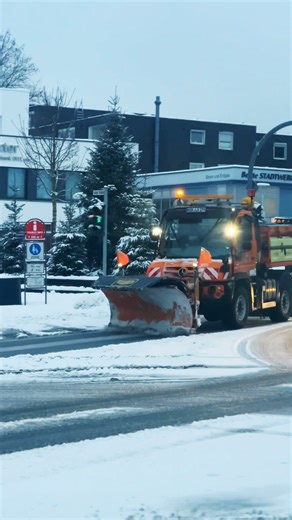 Ice Eraser ❄️🔥#snowplow#unimogpower #snowcleaning #roadcleaning#cleaning #snowman #snowmechine