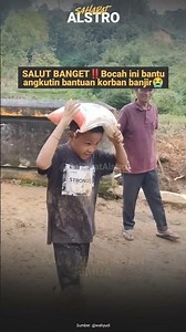 SALUT SAMA JIWA KEPEDULIAN Bocah Ini, Membantu Para Warga Yang Mau Menyalurkan Bantuan Korban Banjir
