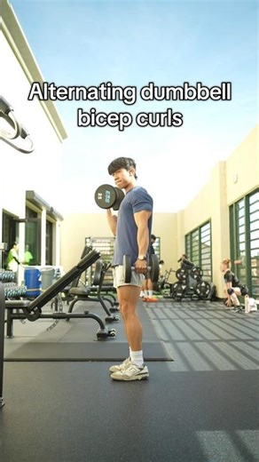 How to do Alternating Dumbbell Bicep Curls (And Actually Maximize Biceps Growth)