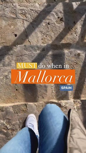 The Cala Mesquida in the east of Mallorca is a natural sandy beach lies in the middle of a beautiful dune landscape. This place is absolutely stunning and especially off season it’s almost completely empty. A wide wooden bridge leads over the dunes directly into Mallorca’s amazing nature. There is even a hike that starts at the end of this bridge to Cala Agulla. It is an easy 4-kilometre walk. 🅿️ Bonus point. You can find free parking close by. We share the magic of @german.passport | Mallorca 