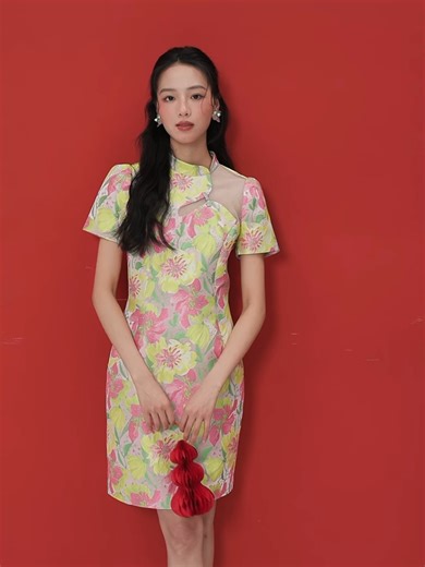 Women‘s Fashion on Instagram: "用优雅开启全新的季节！🌸✨ 我们的最新系列致敬了旗袍的永恒之美，并为现代女性注入了全新灵感。亮眼的青柠色与粉色花卉图案相映成趣，搭配精致的薄纱镂空设计，将传统韵味与现代风格完美融合。 无论是节日聚会还是特别庆典，让您的风格如花般绽放。 Step into the season with elegance! 🌸✨ Our latest collection celebrates the timeless beauty of the Cheongsam, reimagined for the modern woman. Featuring a vibrant lime and pink floral print with delicate mesh cut-outs, this piece is a perfect blend of tradition and contemporary style. Whether you're attending a festive gathering or a special celeb