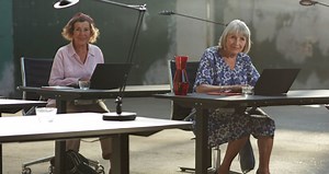 Abuelas hackers demostrando a sus nietos cómo espiarles desde la webcam de su ordenador