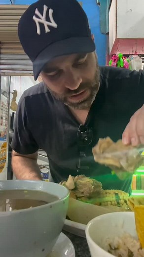 🇨🇷🔥 ¡Alejandro Nones está enamorado de la comida tica! El reconocido actor venezolano–mexicano Alejandro Nones, estrella de ¿Quién mató a Sara?, La Reina del Sur y múltiples producciones internacionales, quedó rendido ante nuestros sabores. 😍🍽️ En sus redes escribió: “Costa Rica, ¿en qué momento me robaste el corazón con tu comida? ¡Qué gran experiencia descubrirte y enamorarme de tu comida!” Y después de recorrer el Mercado Central de San José, terminó aún más sorprendido: “Yo no sé por qu