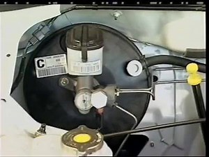 🛡شرح جزء أو قطعة غيار مهمة من أجزاء الفرامل وهو كما يطلق عليه السيرفو أو مؤازر التخلخل أو مؤازر الفرامل Brake Booster.. ووظيفة إعطاء مزيد من القوة عند الضغط علي دواسة أو بدال الفرامل بأقل ضغطة .. ✔اختبار وفحص (السيرفو) مهم جدا جدا وأيضا فحص الماستر العمومي من أي تهريب سائل فرامل بداخله..... كما موضح مع الفيديو الملحق عنه ⤵الهدف من مؤازر الفرامل (السيرفو) هو تقليل الجهد الناتج من السائق من لعملية الفرملة حيث يقوم بتكبير القوة الناتجة من قدم السائق. ⤵وفكرة عمله انه عبارة عن غرفتين يفصل بينهم غشاء