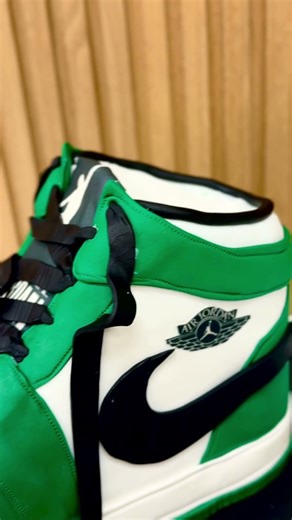 Hoe to make cake like air jordan Nike shoue in green .