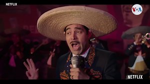 El actor mexicano Omar Chaparro da vida a Pedro Infante en la película “Como caído del cielo”. El filme repasa la trayectoria del ídolo de la época dorada del cine mexicano y aborda algunos temas, como el machismo de ese tiempo, del que tanto presumía el propio artista. | Voz de América