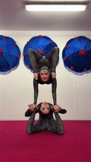 When contortionists have fun at the backstage 🤣 #whatsgoingon #contortion #mongolian #duocontortion #funny