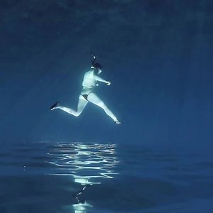 181K views · 945 reactions | DON'T TRY THIS AT HOME! Free diving is dangerous but it can yield beautiful results. Expert free divers are able to control their most subtle bodily functions to endure extreme conditions.#science | Science Channel | Facebook