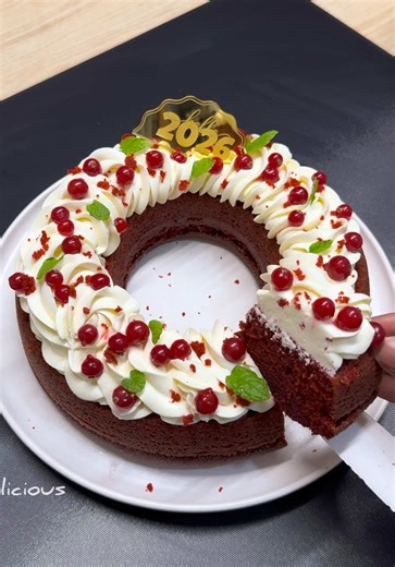 🎂♥️ Red Velvet facile Ingrédients: 3 œufs 🥚 250 g de sucre 180 ml d’huile 240 ml de lait 🥛 300 g de farine 1 cà café de cacao non sucré 🍫 1 cà café bombée de bicarbonate 1 pincée de sel 🧂 Arôme vanille Colorant rouge ♥️ 2 cà soupe de vinaigre blanc 1. Mets le lait le vinaigre dans un verre, mélange, mets de côté 2. Dans un grand saladier : œufs sucre, fouette vite fait 3. Ajoute l’huile vanille colorant, mélange 4. Verse le lait vinaigré, mélange 5. Ajoute farine cacao bicarbonate sel 6. Mé