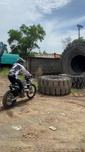 Motocross Riding Techniques: Full-Body Gear Insights