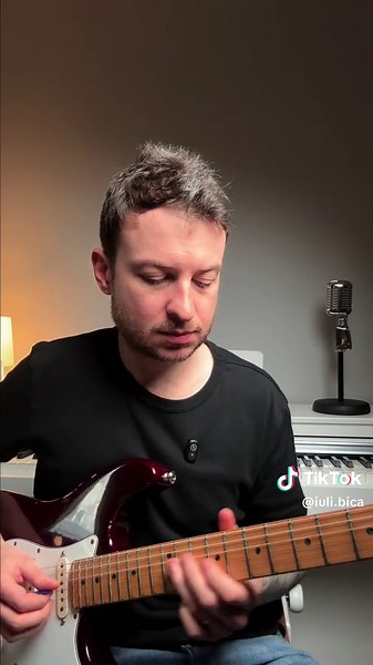 Nu ai nevoie de multe ca sa canti la chitara. Ai nevoie de...o chitara, desigur. Si de un plan. Atat. De 13 ani cu asta ma ocup. Cu planul. Nu doar sa arat oamenilor unde pun degetele. Ci sa le dau traseul. Harta. Cand ai directie, devine unul dintre cele mai relaxante lucruri pe care le poti face dupa o zi lunga. Iei chitara. Stii exact ce ai de repetat. Canti. Se aude bine. Si abia astepti ziua urmatoare. Prin lectii de chitara si cursuri de chitara facute special pentru adulti, cei incepatori
