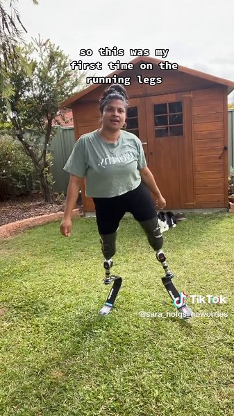 SHE’S BAAAAAAACKKKKKKKKKKKKKKK - and she unstable 😂 • • • #runninglegs #blades #prostheticleg #amputee #determined #bilateralabovekneeamputee #workhard