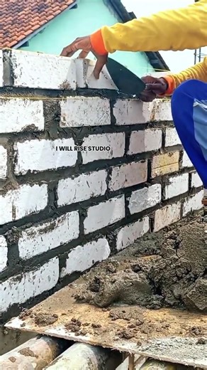 Old-School Bricklaying Method – Traditional Masonry Wall Construction by Hand