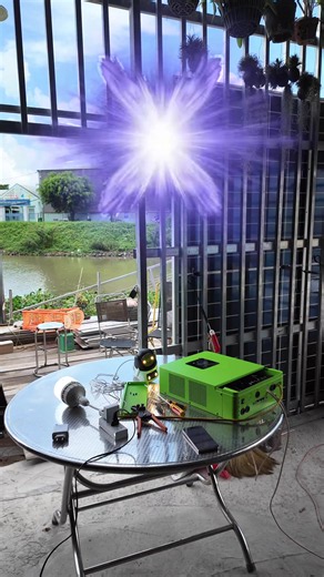 HỆ ĐIỆN MẶT TRỜI CHỈ 15 triệu Hàng xóm tưởng nhà thằng này chắc lắp hệ solar 100triệu nên cúp điện nó mới có điện xài ... Ai dè có 15 triệu. Tổng y chang như hình đúng bon 15 triệu ( 2 tấm pin biến tần ) đã có thể thoải mái xài đèn, quạt, tivi, camera ... thậm chí là cả điều hoà 1hp khi bạn chạy hoà lưới bám tải hoặc khi nắng to . Cách lắp thì không thể đơn giản hơn , tấm pin thì lắp mắc chán, nắng thì không có vậy mà vẫn vi vu điện #senergygreen #senergy #nangluongmattroi #solar
