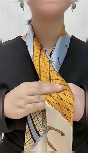 #scarftutorial #scarftutorialforbeginers #silkscarftutorial #fashiontips #fyp #howtotiescarf #howtostylescarf #scarf #scarfstylechallenge #silkscarf #fashionhacks #tiescarf | Scarft