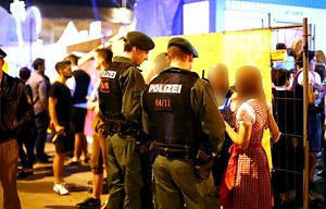 Avancen verschmäht: 32-Jähriger schlägt und tritt am Jurafest auf 18-Jährige ein