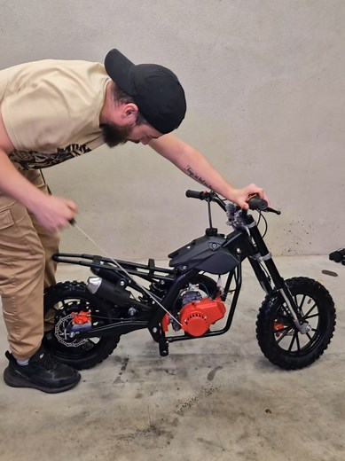 Le pocketbike est fini plus qu'à remonter , malgré ces petits ajustements MiniKiaz est content