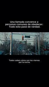 #Trailer Compliance (2012) Basada en hechos reales, esta película muestra cómo una simple llamada telefónica y una falsa figura de autoridad pueden empujar a personas comunes a cruzar límites impensados. No hay armas ni amenazas visibles, solo presión, miedo y obediencia. Más que un thriller, es un experimento social incómodo. ¿Crees que tú habrías colgado? . . . . . . #cine #reelsdecine #cinefilos #pelis #fyp | mov.culture