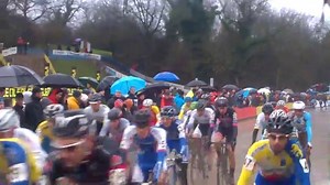Le départ de la course Elite Hommes. A suivre en direct vidéo et écrit ici : http://direct.directvelo.com/live-course/2654/championnat-de-france-de-cyclo-cross-elite-hommes-.html | DirectVelo