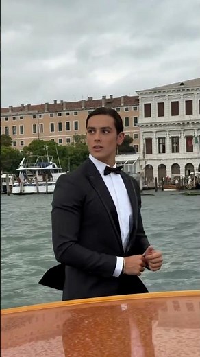 Tonight we let the stars decide ! #mensfashion #malemodel #suitstyle