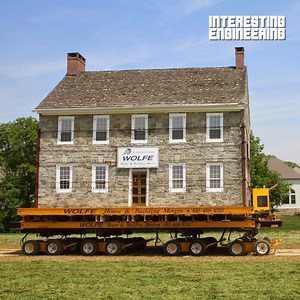 110K views · 1K reactions | This dolly system moved a huge 2½ story 300-ton house to a new location without a scratch.  Via: Wolfe House & Building Movers, LLC. | Interesting Engineering | Facebook
