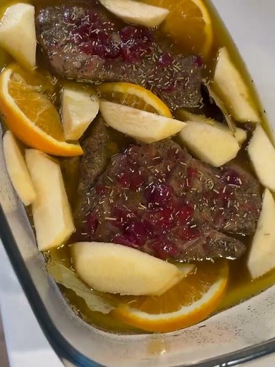 Delikatny filet z kaczki duszony i pieczony w pomarańczach, jabłkach i żurawinie