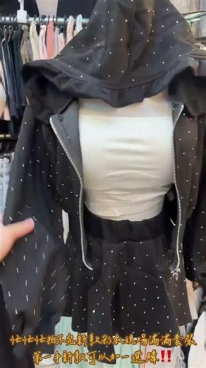這套根本韓劇女主角出門上班穿搭🖤西裝感短褲套裝俐落又顯瘦，黑白拼接連身寬褲直接拉長比例，點點外套套裝又甜又酷超吸睛✨ #彩衣 20260608