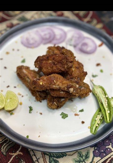 ChatkharaWings🤤Agya naw moo me pani ab recepie dekhoo⬇️ Ingredeint:- 1- gingergarlicpaste:2tbs 2- GreenChillipaste:2tbs 3-TandoriMasala:1tbs 4- kuttaDhania:1/2tbs 5- Chatmasala:1tbs 6-Maida:4tbs 7-Breadcrumbs for coating Method:- 1- Add all spices with gg paste and chilli paste in chicken wings 2- Add maida in the chicken 3- coat the wings in breadcrumbs 4-Deep fry on high to medium heat 5- Enjoy with lemon onion and greenchillies #chatkharawings #wingsrecepie #easyrecepie #ramzanrecepie #viral