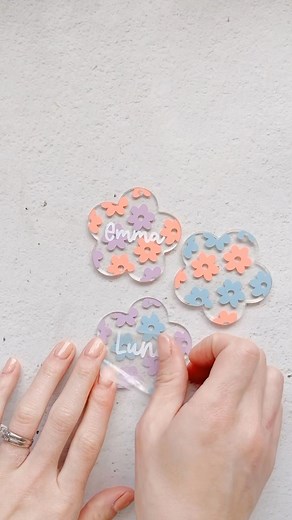 Spring break craft inspo ✨ Kids are on spring break starting from this weekend, so yes we are planning on doing lots of craft projects ❤️ They enjoy decorating acrylic blanks (yes they sneak into my office and take some of samples often 🤣) So maybe I can cut out many little flowers and let them make their own keychains for new semester 🌸 Materials: - free SVG & flower blanks available on our shop ❤️ - vinyl recommendation & other essential tools are on my Amazon storefront 🙌🏼 #cricut #cricut