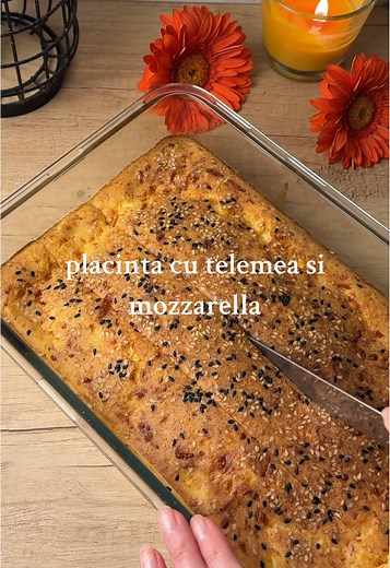 Placinta cu branza si mozzarella Astazi facem una dintre cele mai simple si pufoase placinte cu branza si mozzarella. Doar cateva ingrediente si o poate face oricine. Perfecta ca si aperitiv sau gustare. Ingrediente: 4 oua 500 ml lapte 400 g telemea 200 g mozzarella 120 ml ulei floarea soarelui 250 g faina 2 lingurite praf de copt un praf de sare Pasi: 1.Batem ouale si le amestecam cu laptele si uleiul. 2.Adaugam treptat faina amestecata cu praful de copt si sarea, apoi amestecam, pentru a evita